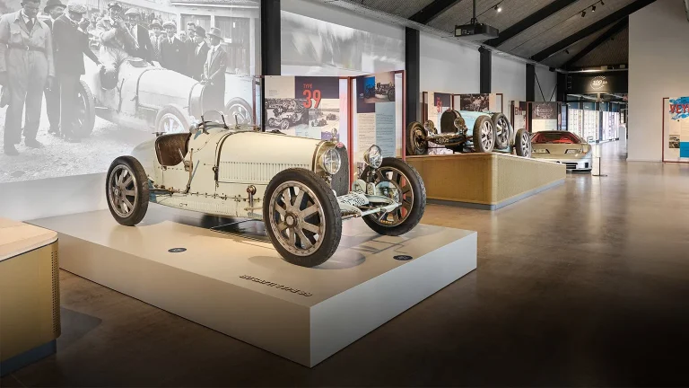 Carro-classico-exposto-em-museu-com-iluminacao-suave-representando-automovel-como-patrimonio-cultural.