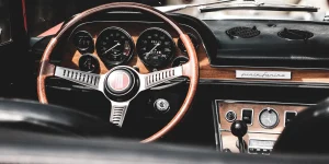 Detalhe-de-interior-restaurado-de-carro-antigo-com-acabamento-refinado-destacando-o-valor-artesanal-e-historico