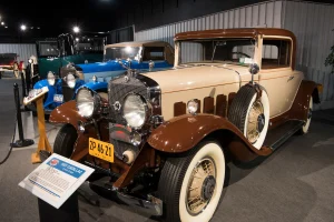 Exposicao-de-carros-classicos-em-museu-automotivo-destacando-veiculos-historicos-e-design-atemporal