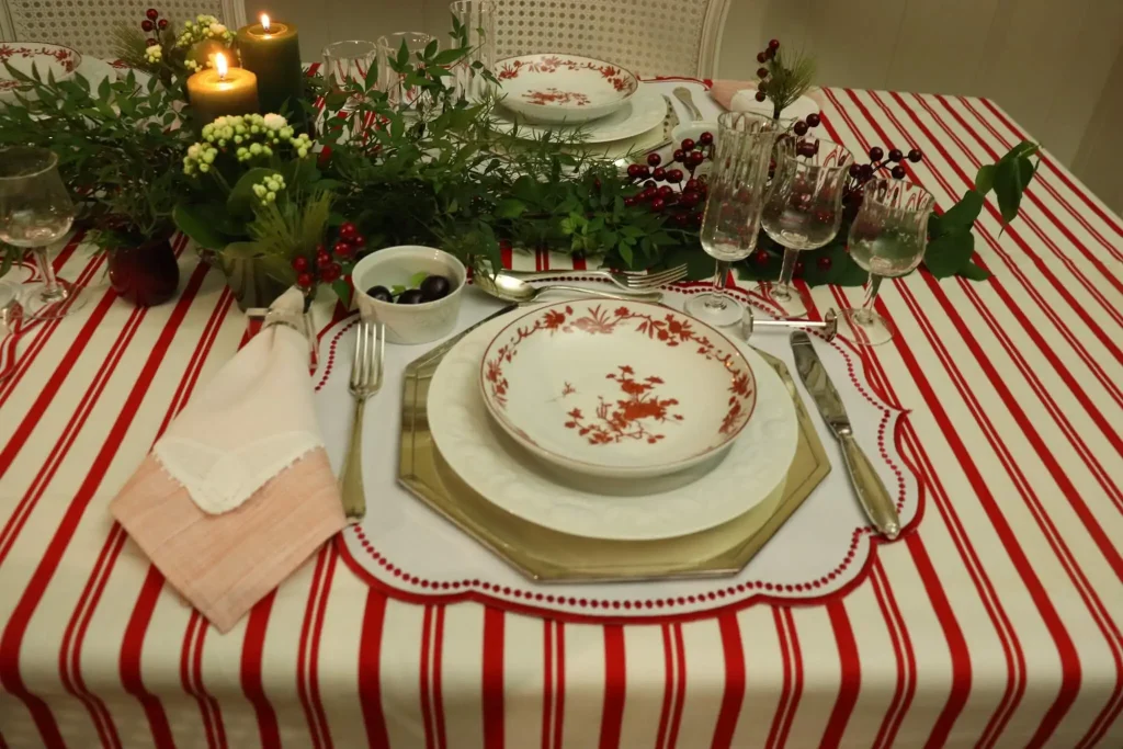 Mesa posta com pratos e elementos naturais, preparada para receber e criar memórias afetivas em casa.