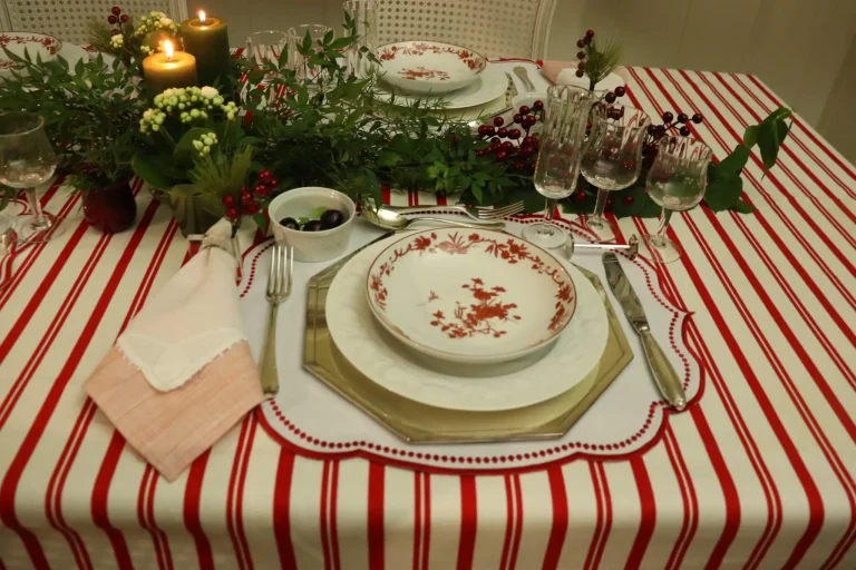 Mesa posta com pratos e elementos naturais, preparada para receber e criar memórias afetivas em casa.