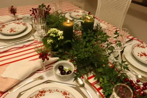 Uma mesa preparada atravessa datas.