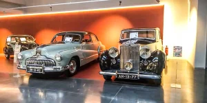 Sala-de-exposicao-com-carros-antigos-cuidadosamente-preservados-simbolizando-memoria-e-valor-cultural-do-automovel