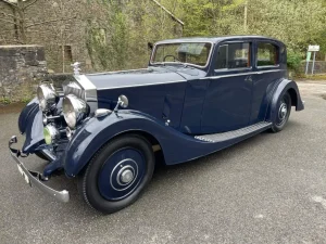 Carro-classico-de-epoca-com-design-historico-emblematico-representando-evolucao-automotiva-ao-longo-das-decadas.