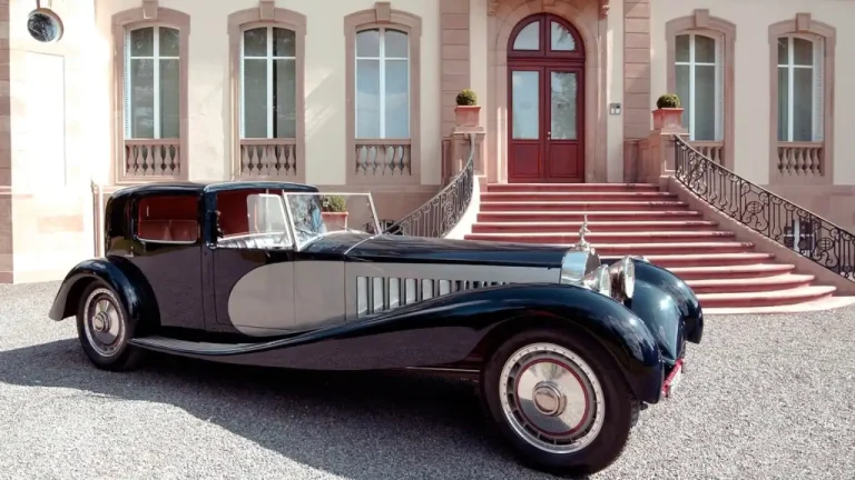 Carro-com-estetica-art-deco-dos-anos-1920–1930-refletindo-o-impacto-do-movimento-artistico-no-design-automotivo