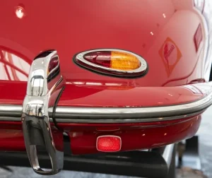 Detalhe-de-pintura-vermelha-classica-em-carro-antigo-evidenciando-cor-iconica-no-design-automotivo-historico.