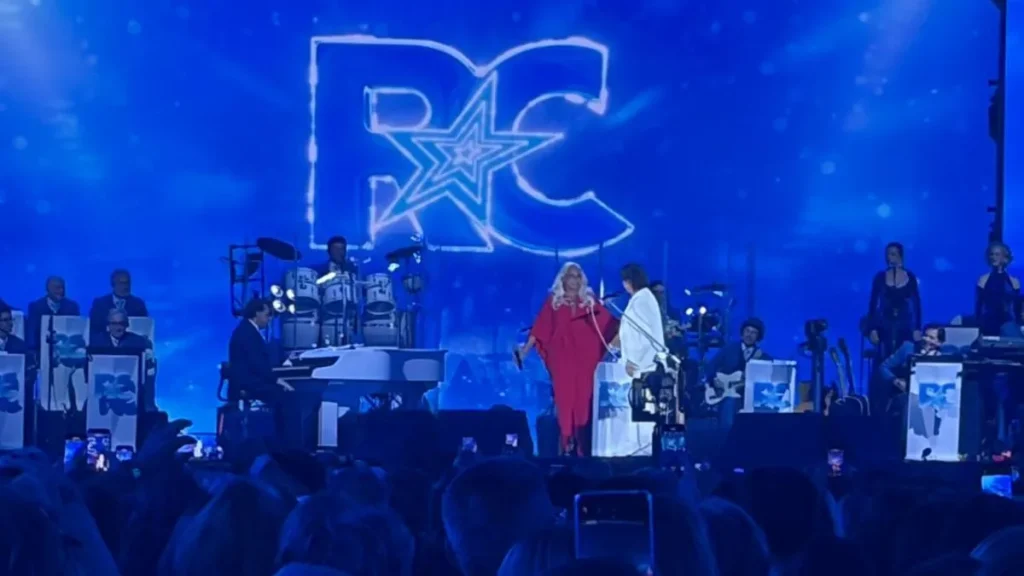 Roberto-Carlos-se-apresenta-em-Gramado-enquanto-o-publico-canta-em-coro_-criando-um-dos-momentos