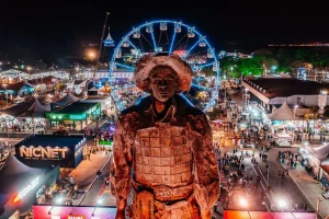 Vista-aerea-da-Festa-do-Peao-de-Barretos-a-noite-com-roda-gigante-e-publico-simbolo-de-tradicao-e-memoria-coletiva