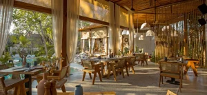 Espaco-gastronomico-em-hotel-boutique-com-luz-natural-e-decoracao-acolhedora-mostrando-como-o-design-e-a-gastronomia-se-complementam-na-experiencia-do-hospede