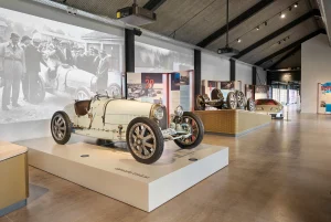 Exposicao-moderna-de-carros-classicos-em-salao-tematico-conectando-historias-de-design-automotivo-ao-publico-contemporaneo