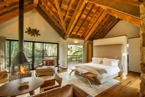 Hotel-boutique-no-interior-do-Brasil-integrado-a-natureza-oferecendo-silencio-e-refugio-emocional