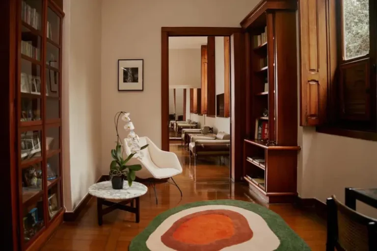 Interior-acolhedor-de-hotel-boutique-brasileiro-com-decoracao-serena-e-atmosfera-silenciosa-ideal-para-descanso-emocional.