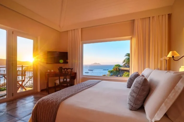 Interior-de-hotel-boutique-urbano-com-design-sofisticado-luz-natural-e-mobiliario-acolhedor-criando-um-refugio-sensorial-na-cidade.