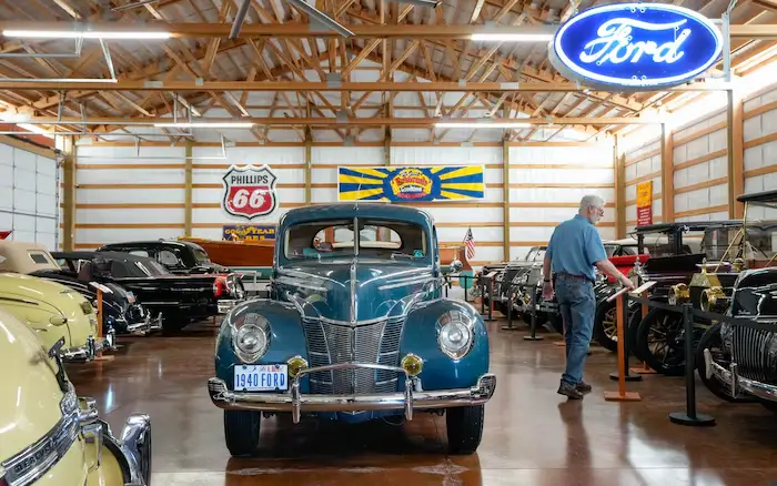 Interior-de-um-museu-de-carros-classicos-com-diversos-automoveis-antigos-em-exposicao-representando-patrimonio-automotivo-preservado