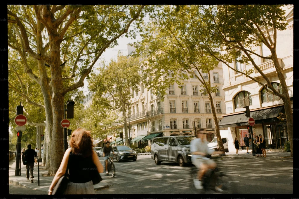 Mulher-viajando-e-conhecendo-novos-lugares_-explorando-novo-destino-e-vivenciando-experiencia-de-vida