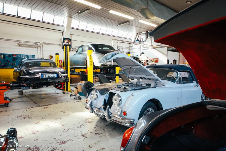 Oficina-especializada-com-carros-classicos-em-fase-de-restauracao-consciente-enfatizando-cuidado-cultural-e-processo-tecnico