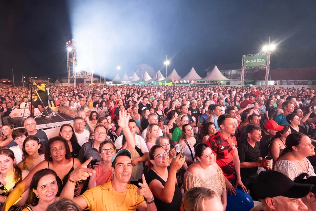 Pessoas-de-diferentes-geracoes-reunidas-em-um-show-ao-ar-livre_-cantando-juntas-e-celebrando-a-music