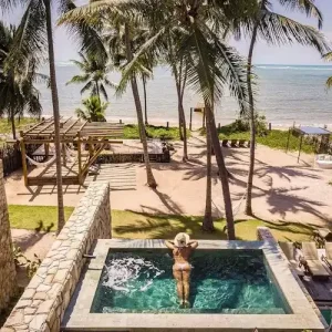 Piscina-frente-ao-mar-com-palmeiras-—-transmite-conforto-e-natureza