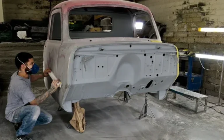 Profissional-trabalhando-na-restauracao-artesanal-de-carro-classico-em-oficina-especializada