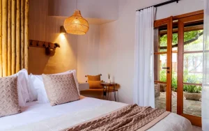 Quarto-de-hotel-boutique-no-interior-do-Brasil-com-decoracao-rustica-e-aconchegante-transmitindo-tranquilidade-e-desaceleracao