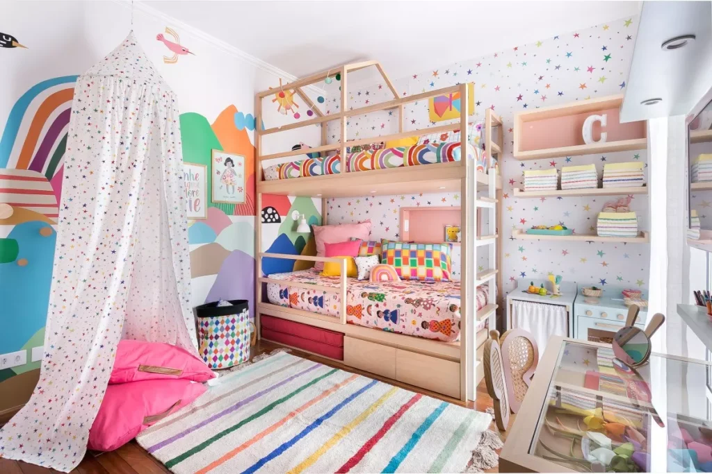Quarto-infantil-decorado-com-tematica-ludica-e-cores-suaves-representando-conforto-e-criatividade.