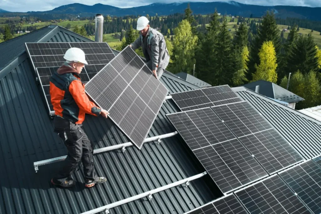 Trabalhadores-instalando-paineis-solares-em-um-telhado-residencial-representando-tecnologia-de-energia-renovavel-em-uso-domestico