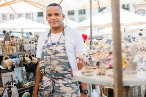 Performance-de-danca-tradicional-em-praca-publica-reunindo-moradores-e-turistas-reforcando-identidade-cultural.-