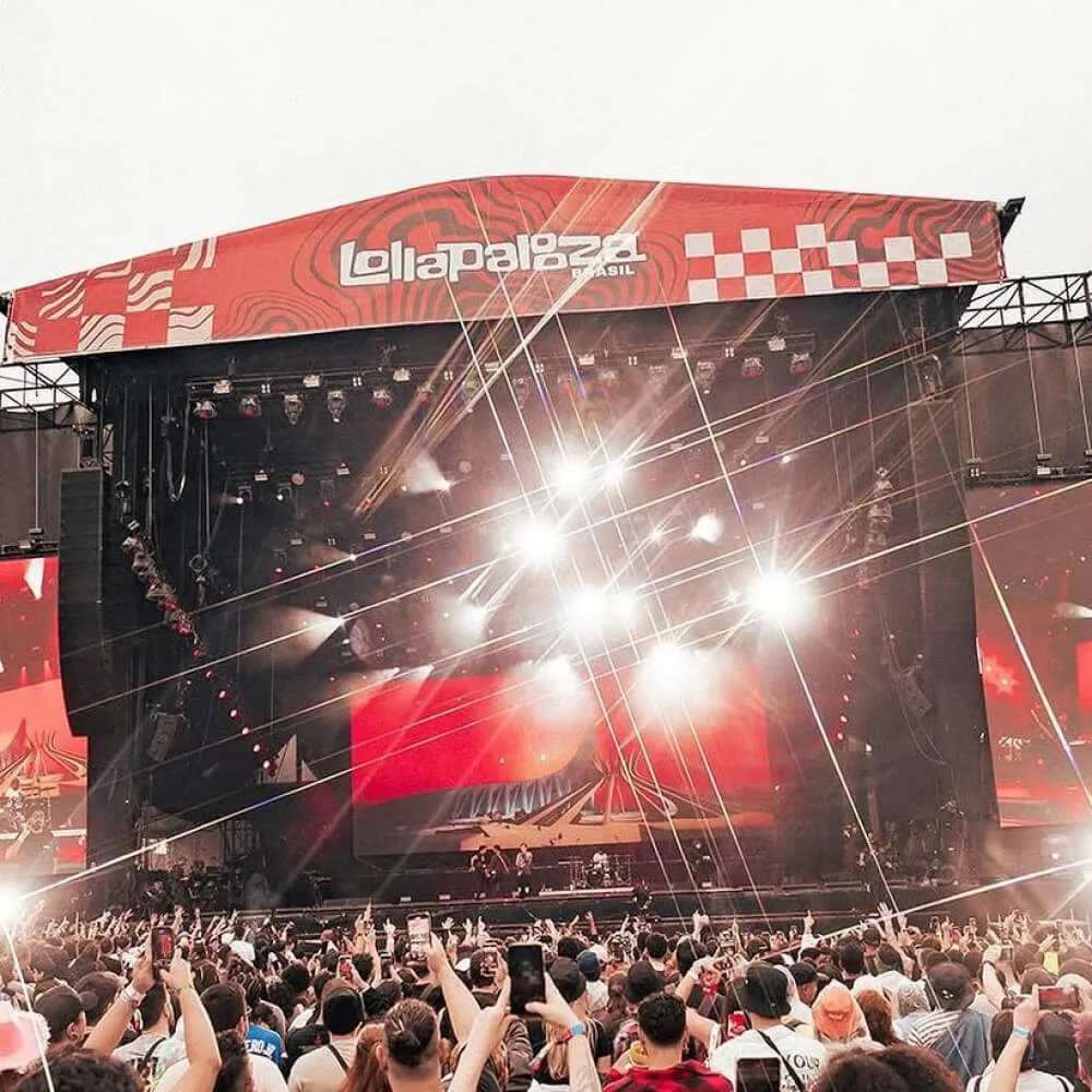 show-ao-ar-livre-com-a-plateia-em-frente-ao-palco-vibrando-juntos