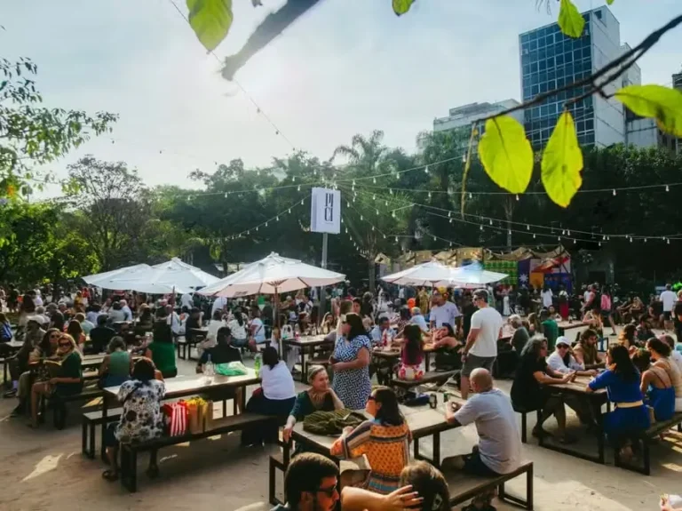 vento-em-praca-publica-ao-ar-livre-reune-grande-publico-em-apresentacao-artistica-promovendo-encontro-social-cultura-e-ocupacao-do-territorio-urbano