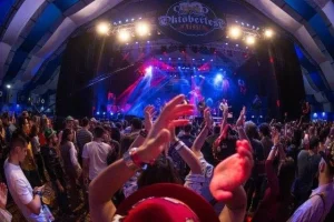 Publico-reunido-em-grande-evento-cultural-com-show-ao-vivo-pessoas-de-bracos-levantados-celebrando-musica-encontro-social-e-movimentacao-da-cidade